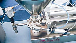 Automatic equipment for dosing of creams and ointments in pharmaceutical production