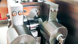 Automatic equipment for dry granulation of pellets in pharmaceutical production