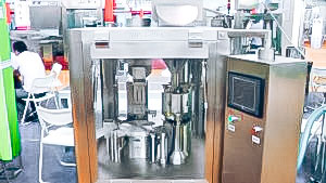 Automatic equipment for filling hard gelatin capsules with powder in pharmaceutical production