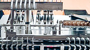 Automatic equipment for filling liquids and sealing glass ampoules in pharmaceutical production