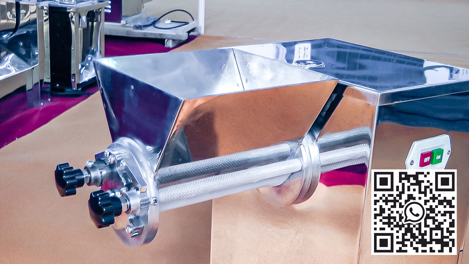 Automatic equipment for granulation of powder into granules in pharmaceutical production