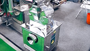 Automatic equipment for grinding raw materials and powders in pharmaceutical production