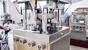 Automatic equipment for manufacturing tablets tablet press in pharmaceutical production
