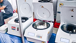 Automatic equipment for mixing liquid samples in a centrifuge in pharmaceutical production
