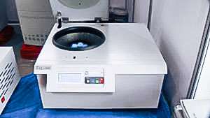 Automatic equipment for mixing liquid samples in a centrifuge in pharmaceutical production Spain