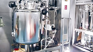 Automatic equipment for obtaining extracts of medicinal plants in pharmaceutical production