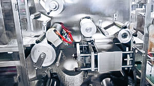 Automatic equipment for packing gelatin capsules into blisters in pharmaceutical production