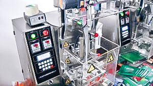 Automatic equipment for packing in bulk products into bags in pharmaceutical production