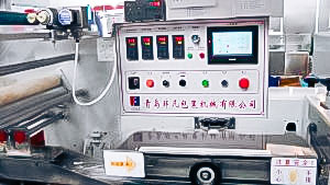 Automatic equipment for packing in cellophane in pharmaceutical production