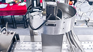 Automatic equipment for packing oval tablets into aluminum blisters in pharmaceutical production