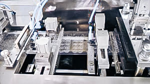 Automatic equipment for packing penicillin vials into plastic blisters in pharmaceutical production