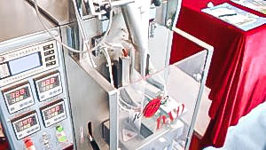 Automatic equipment for packing powders and granules into plastic bags in pharmaceutical production
