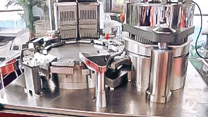 Automatic equipment for powder filling of gelatin capsules in pharmaceutical production