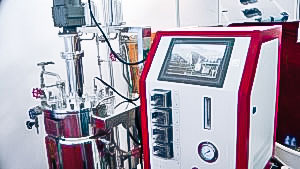 Automatic equipment for preparation of oil extracts in pharmaceutical production