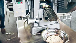 Automatic equipment for pressing laboratory tablets in pharmaceutical production
