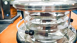 Automatic equipment for tablet cleaning and dust removal in pharmaceutical production