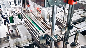 Automatic equipment packaging in cellophane film in pharmaceutical production
