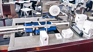 Automatic equipment packaging of cardboard boxes in cellophane in pharmaceutical production