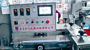 Automatic equipment packing blisters with capsules in cellophane in pharmaceutical production