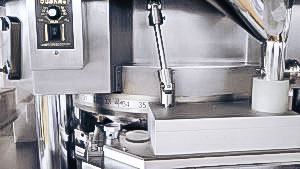Automatic equipment to make tablets from granules and powders in pharmaceutical production