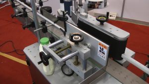 Automatic labeling equipment for bottles in pharmaceutical production