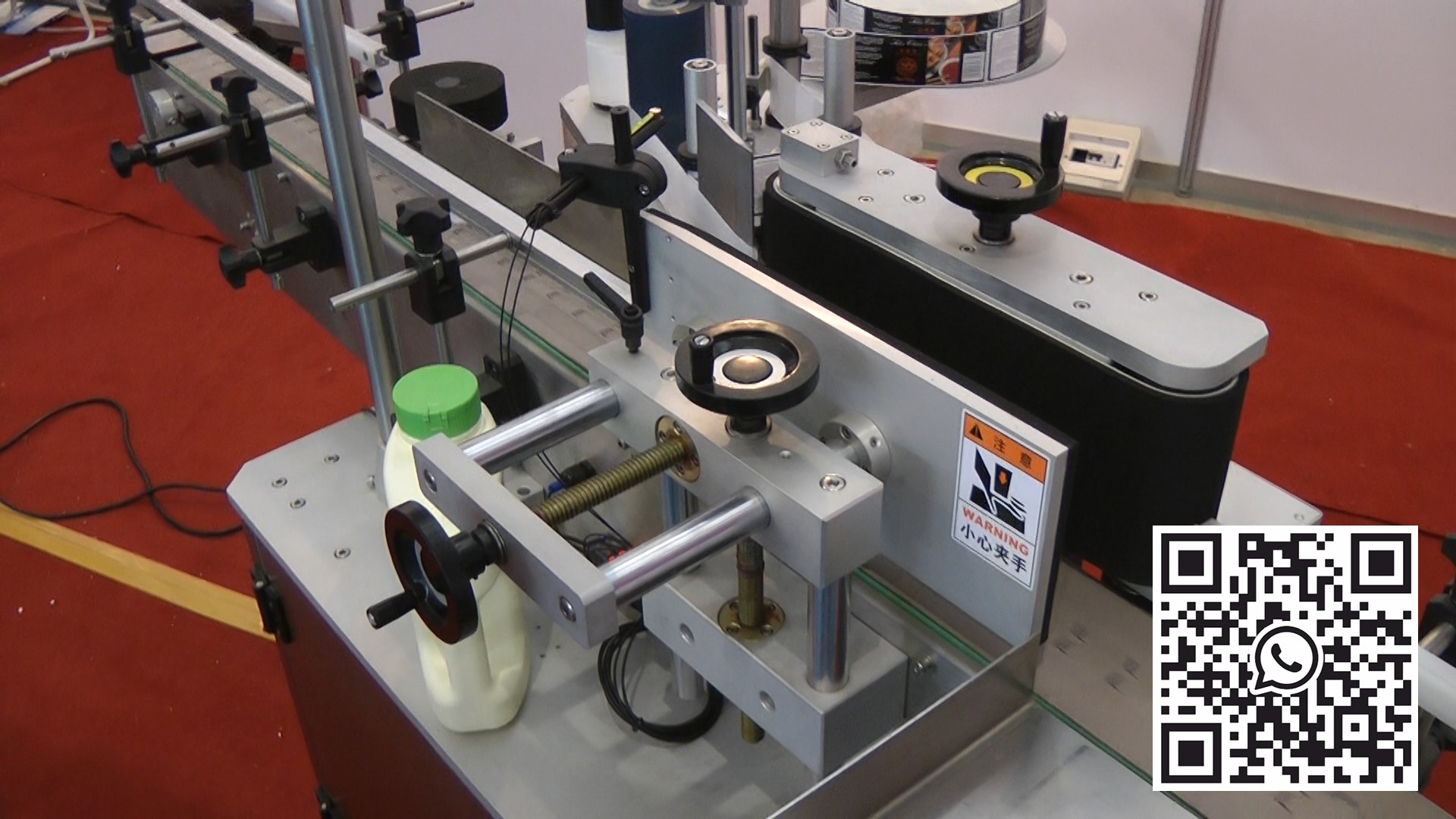 Automatic labeling equipment for bottles in pharmaceutical production
