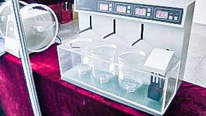 Automatic laboratory quality testing equipment for tablets and pellets in pharmaceutical production