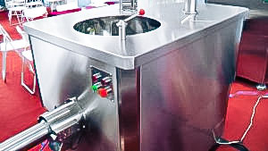 Automatic powder granulation equipment and extruder in pharmaceutical production